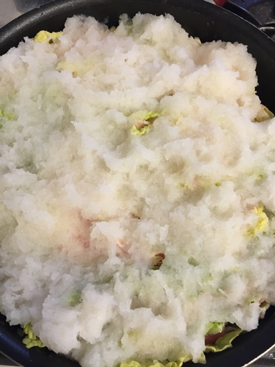 白菜のミルフィーユ鍋ダイコンおろしをかけた写真